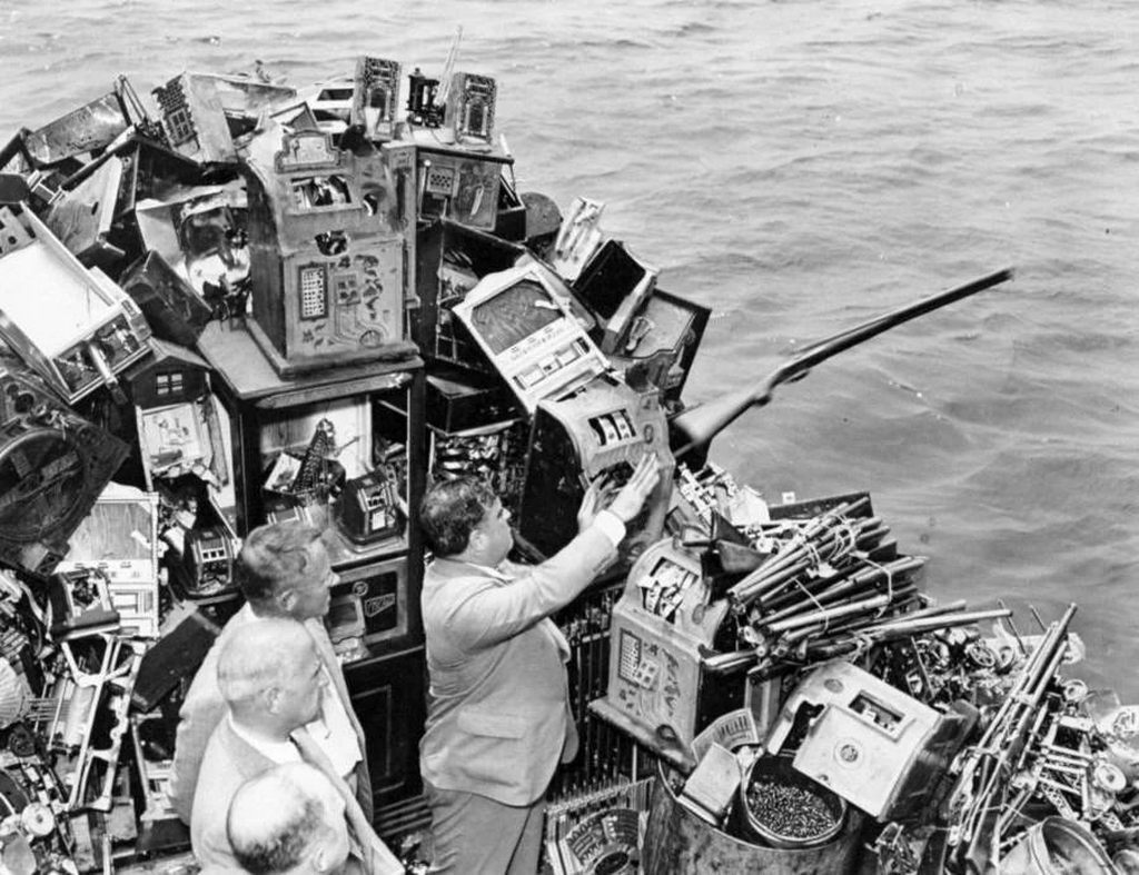 1937_new_york_city_mayor_fiorello_laguardia_throws_confiscated_slot_machines_and_guns_overboard.jpg