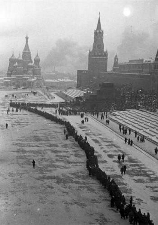 1940_the_queue_at_lenin_s_mausoleum_moscow.jpg