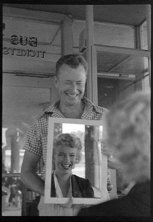 1952_marilyn_monroe_and_her_makeup_artist_whitey_snyder_she_jokingly_made_him_promise_to_do_her_makeup_at_her_funeral_if_she_died_before_him_and_he_actually_did_it.jpg