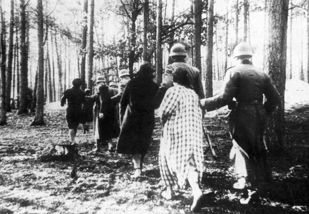 1940_polish_women_led_to_execution_site_in_a_forest_near_palmiry_village_close_to_warsaw.jpg