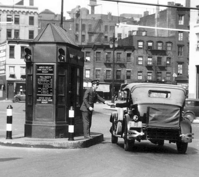 1929_the_toll_booth_for_the_holland_tunnel_new_york_city.jpg
