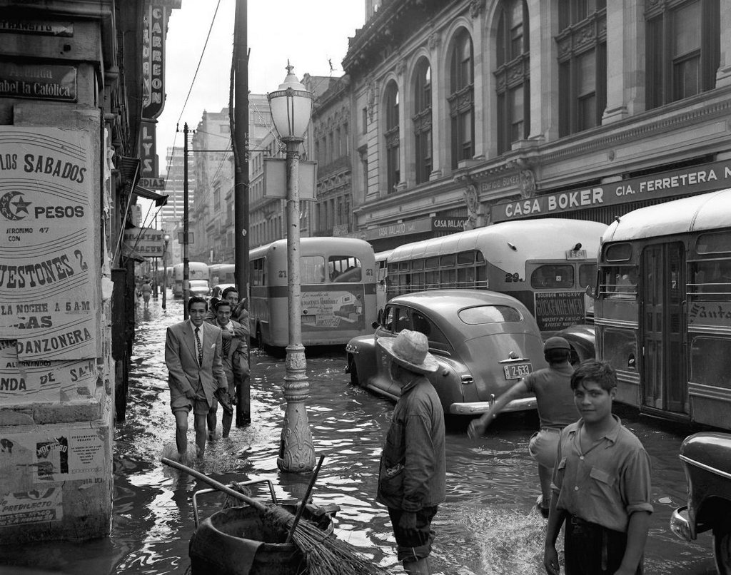 1951_a_traffic_scene_during_the_3_months_long_last_big_flood_in_mexico_city.jpg