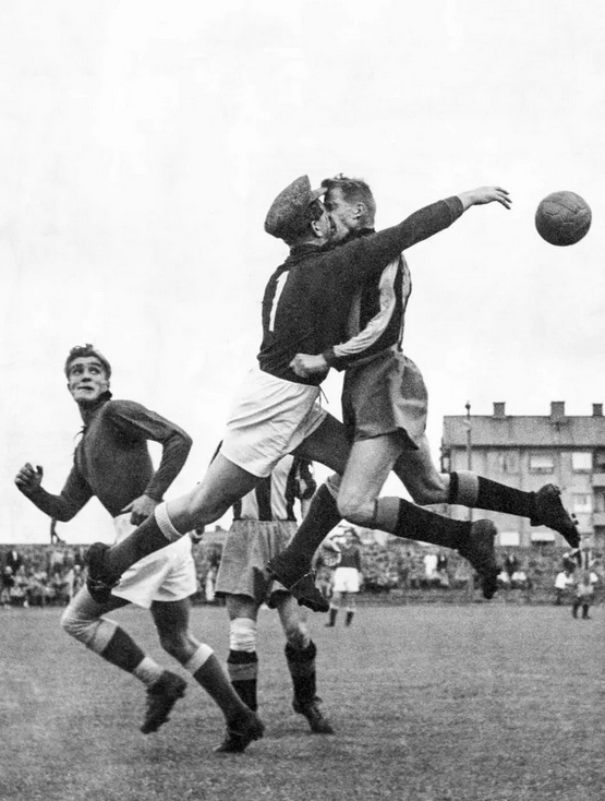 1952_bk_derby_keeper_collides_with_hammarby_if_striker.jpg