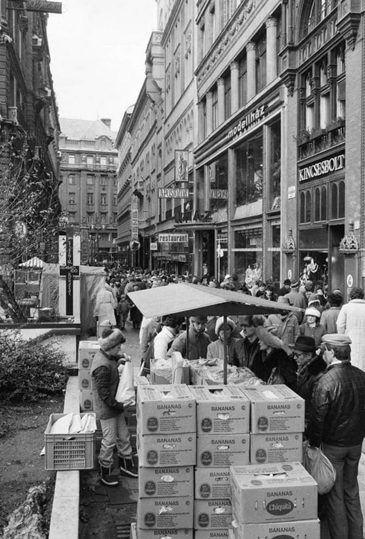 1986_bananarus_egy_budapesti_belvarosi_utcaban.jpg