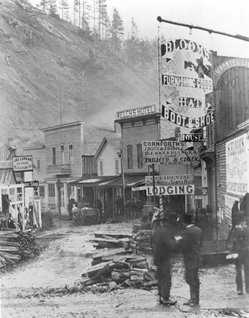 1877. Deadwood. Az 1875-ös aranyláz idején alakult - egy ideig törvényen kívüli - város. Nevét a völgyet oldalát borító halott fákról kapta..jpg