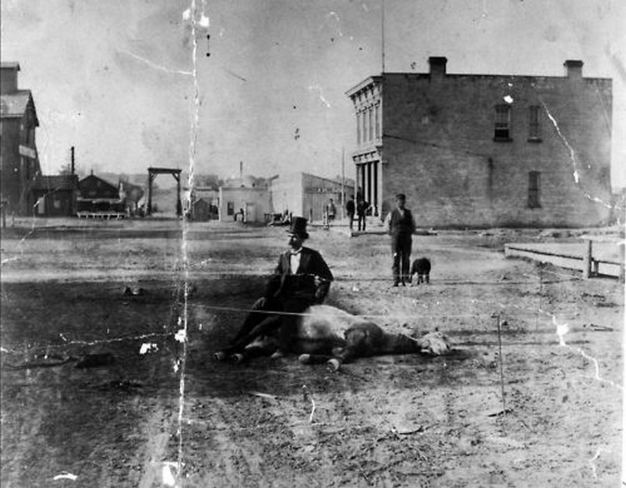 1880. Sheboygan, Wisconsin. Halott lován ül gazdája..jpg