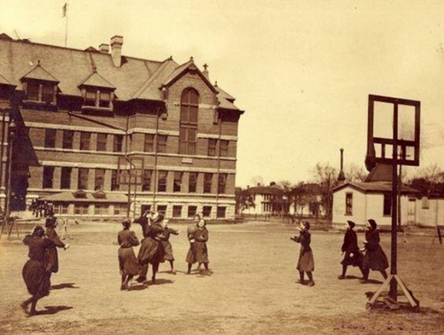 1890. A Nebraska-Lincoln egyetemen női tanulók kosárlabdáznak..jpg