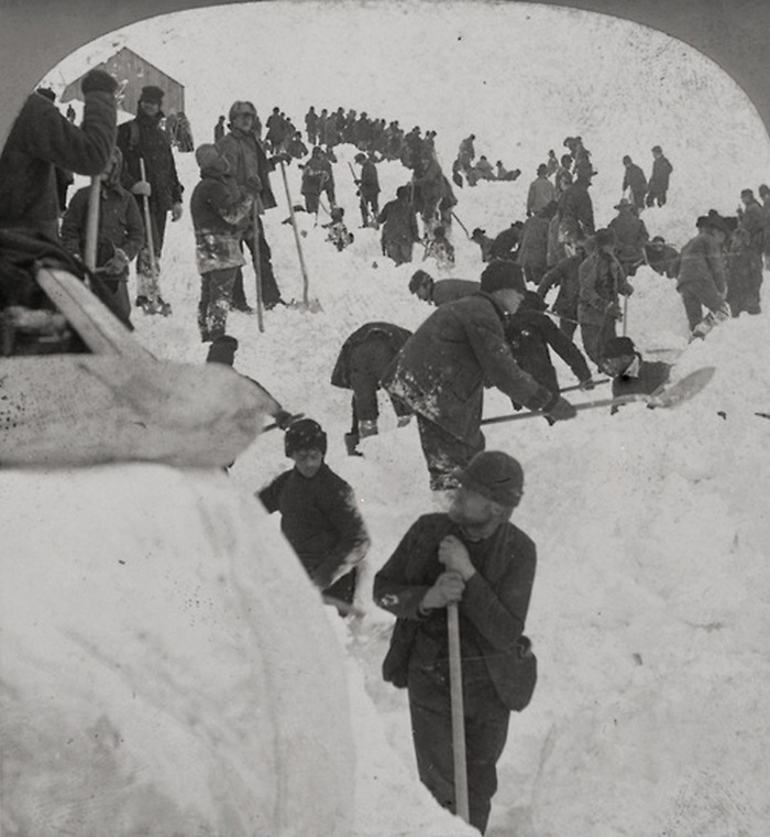 1898. A Klondike aranyláz idején a Chilkoot ösvényt egy lavina tarolta le. 65-en haltak meg, a képeken a mentés látható..jpg