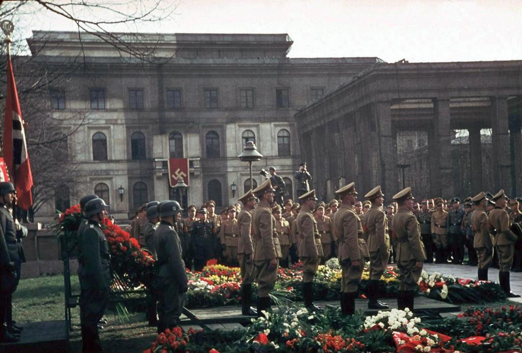 1944_the_funeral_of_adolf_wagner_gauleiter_of_upper_austria-bavaria.jpg