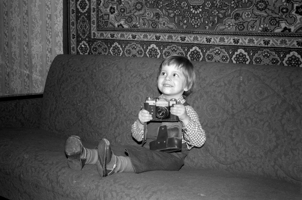 1980_szovjet_kisfiu_zenit_kameraval.jpeg