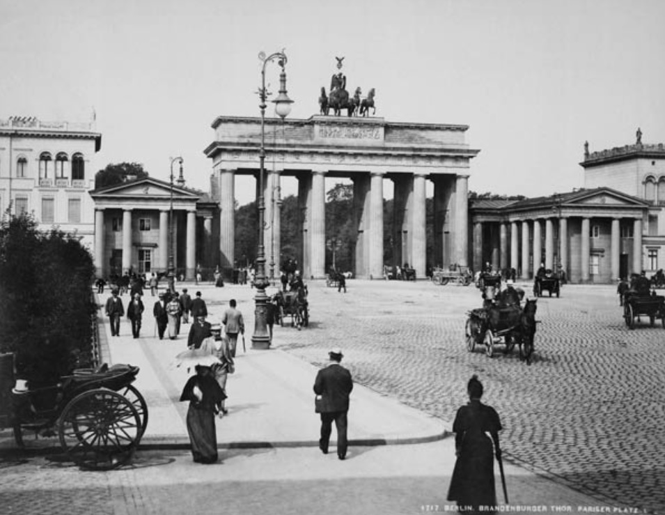 1900_korul_berlin_brandenburgi_kapu.jpg