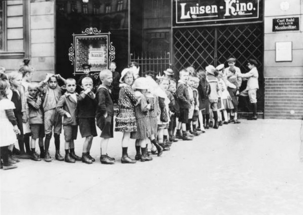 1910-es_evek_berlin_schlange_vor_luisen-kino.jpg