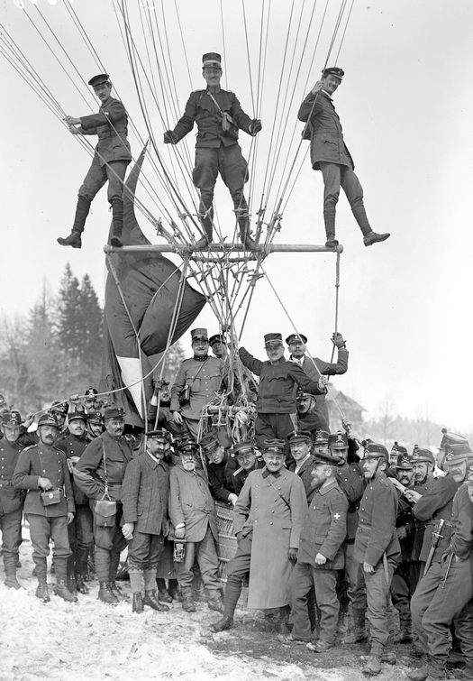 1915_korul_auguste_piccard_top_right_and_his_twin_brother_jean_felix_piccard_top_left_as_soldiers_in_the_swiss_balloon_force_in_wwi.png