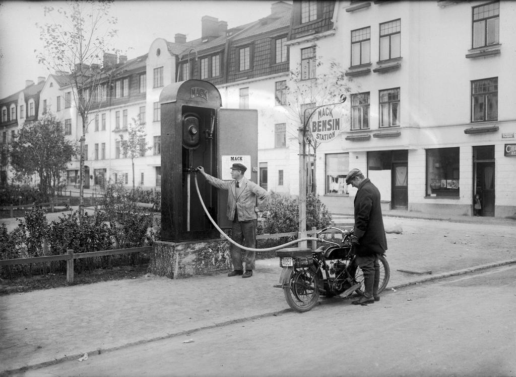 1920_petrol_pump_at_julikullen_stockholm.jpg