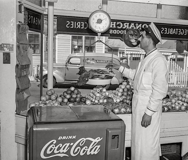 1942_provincetown_massachusetts_portuguese_grocery.jpg