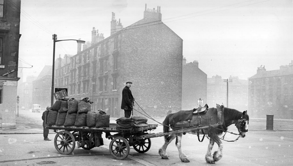 1960-as_evek_a_coalman_doing_his_rounds_in_the_gorbals_area_of_glasgow.jpg