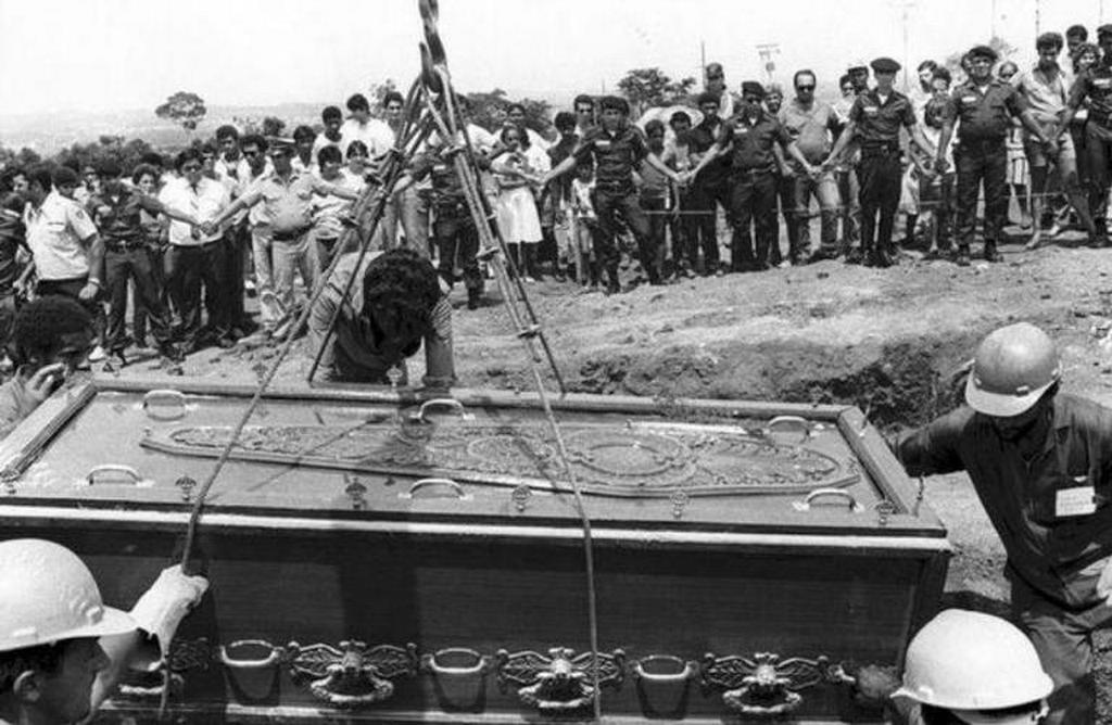 1987_burial_of_the_girl_leide_das_neves_her_uncle_a_waste_picker_in_the_city_of_goiania_brazil_opened_a_capsule_containing_cesium-137_causing_the_biggest_nuclear_accident_between_chernobyl_and_fukushima.jpg