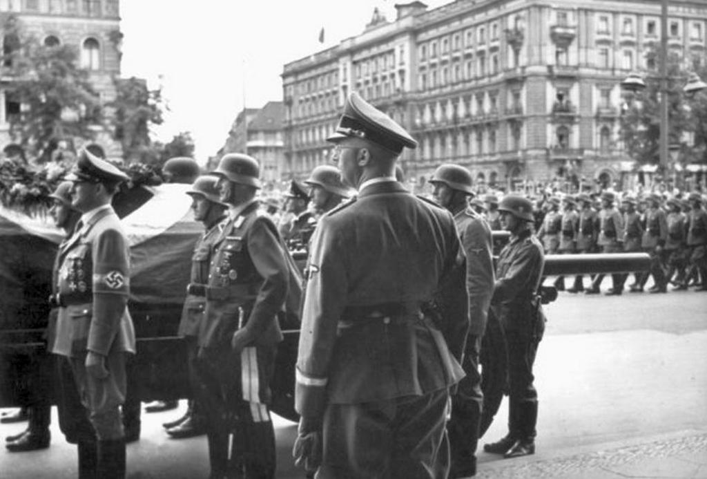 1942_heinrich_himmler_at_the_funeral_of_reinhard_heydrich.jpg