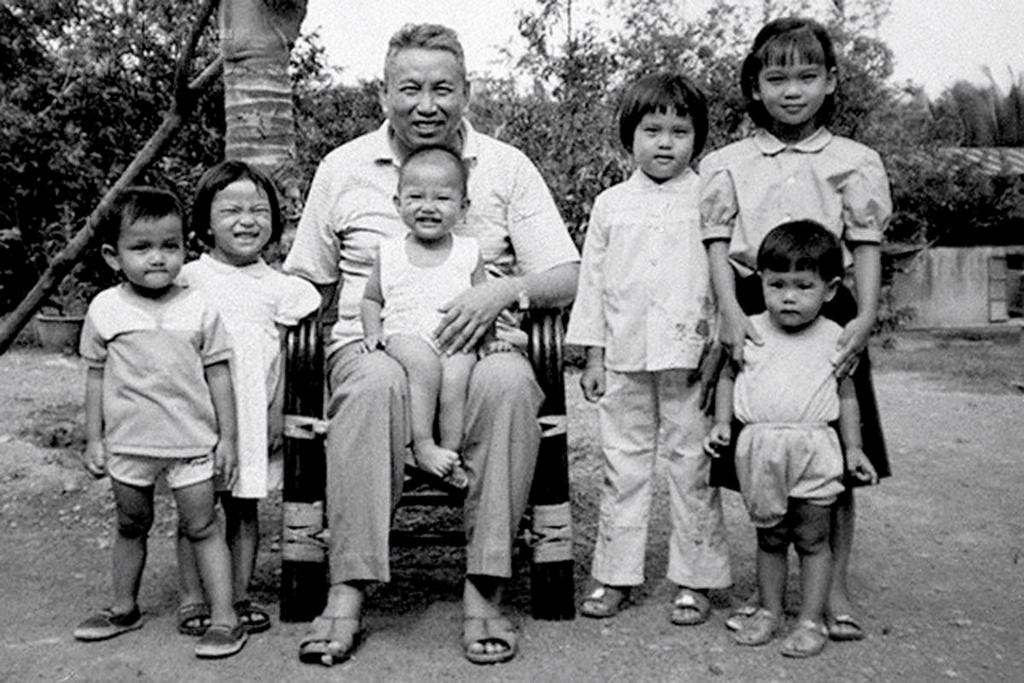 1986_pol_pot_notorious_dictator_with_his_daughter_and_some_children_of_his_deputies.jpg
