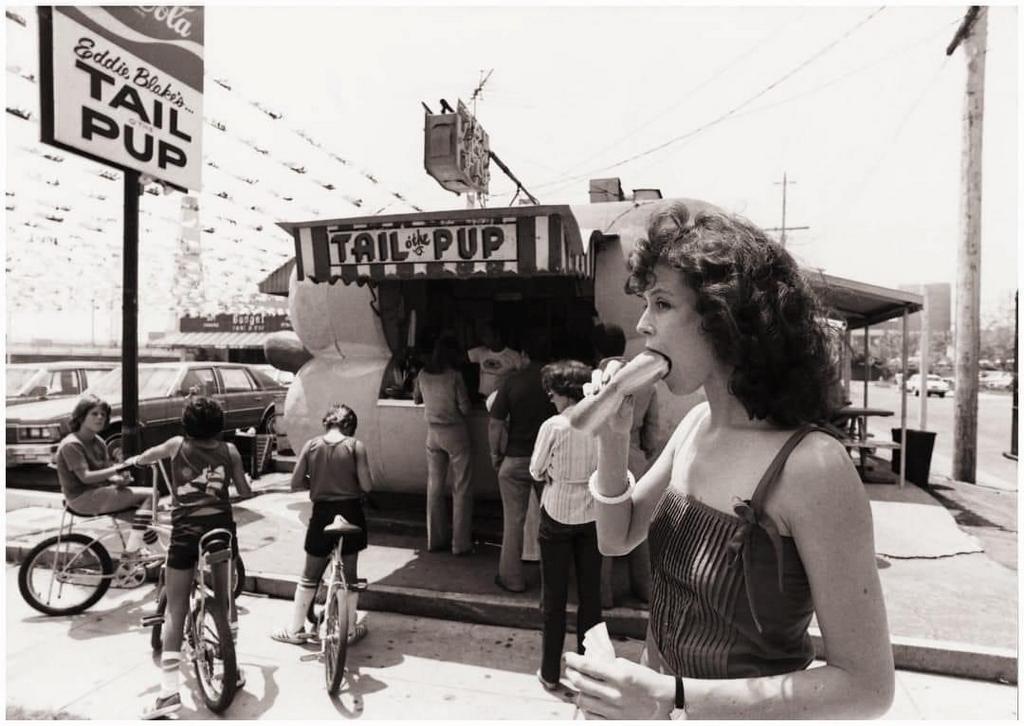 1983_sigourney_weaver_enjoying_a_hot_dog.jpg