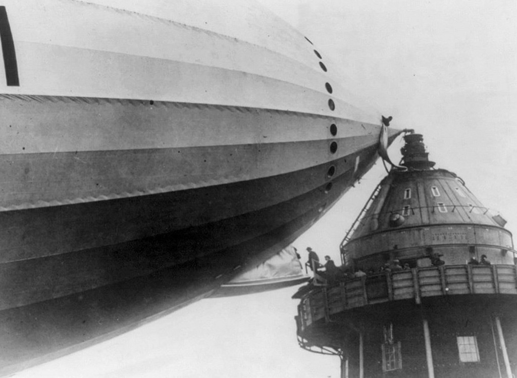 1929_passengers_boarding_the_british_r_101_airship_from_a_mooring_mast.jpg