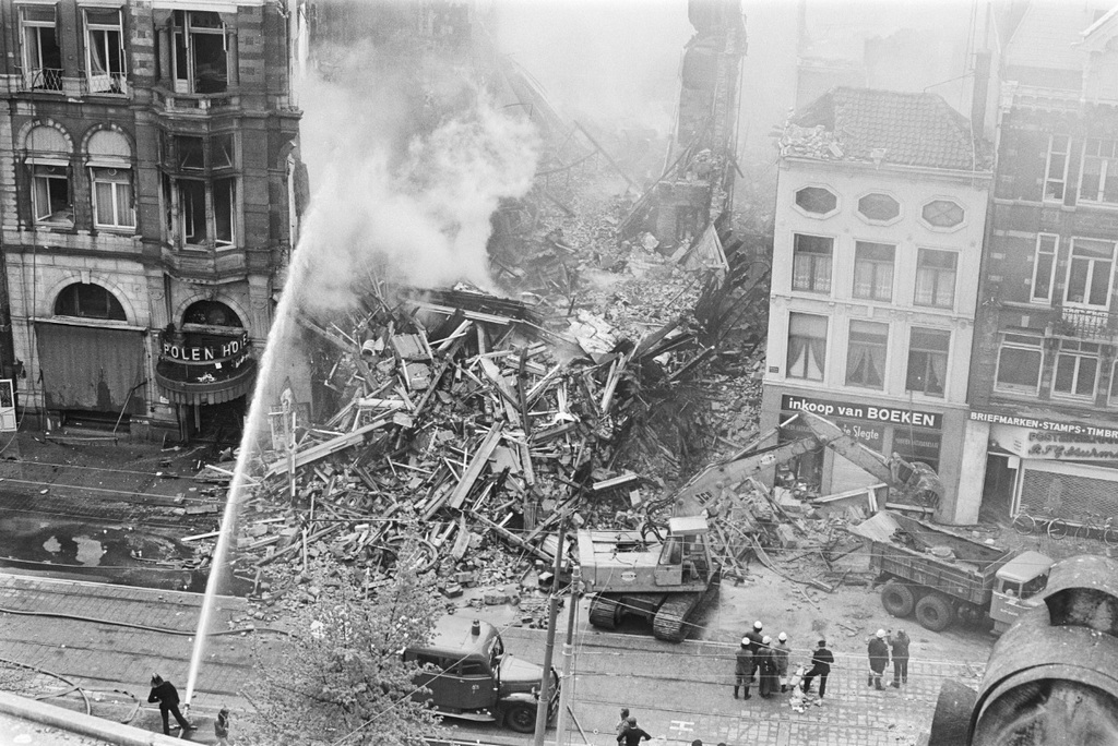 1977_the_collapsed_hotel_polen_in_amsterdam_after_a_fire_that_killed_33_people.jpg