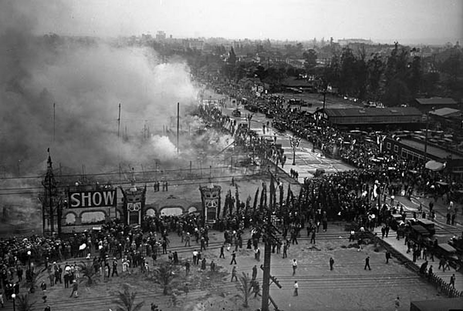 1929. A porig égett los angeles-i autóshow. A négy hatalmas sátorból mindenki idejében kimenekült, de legalább háromszáz gépkocsi égett el a zárlat okozta tűzben..jpg