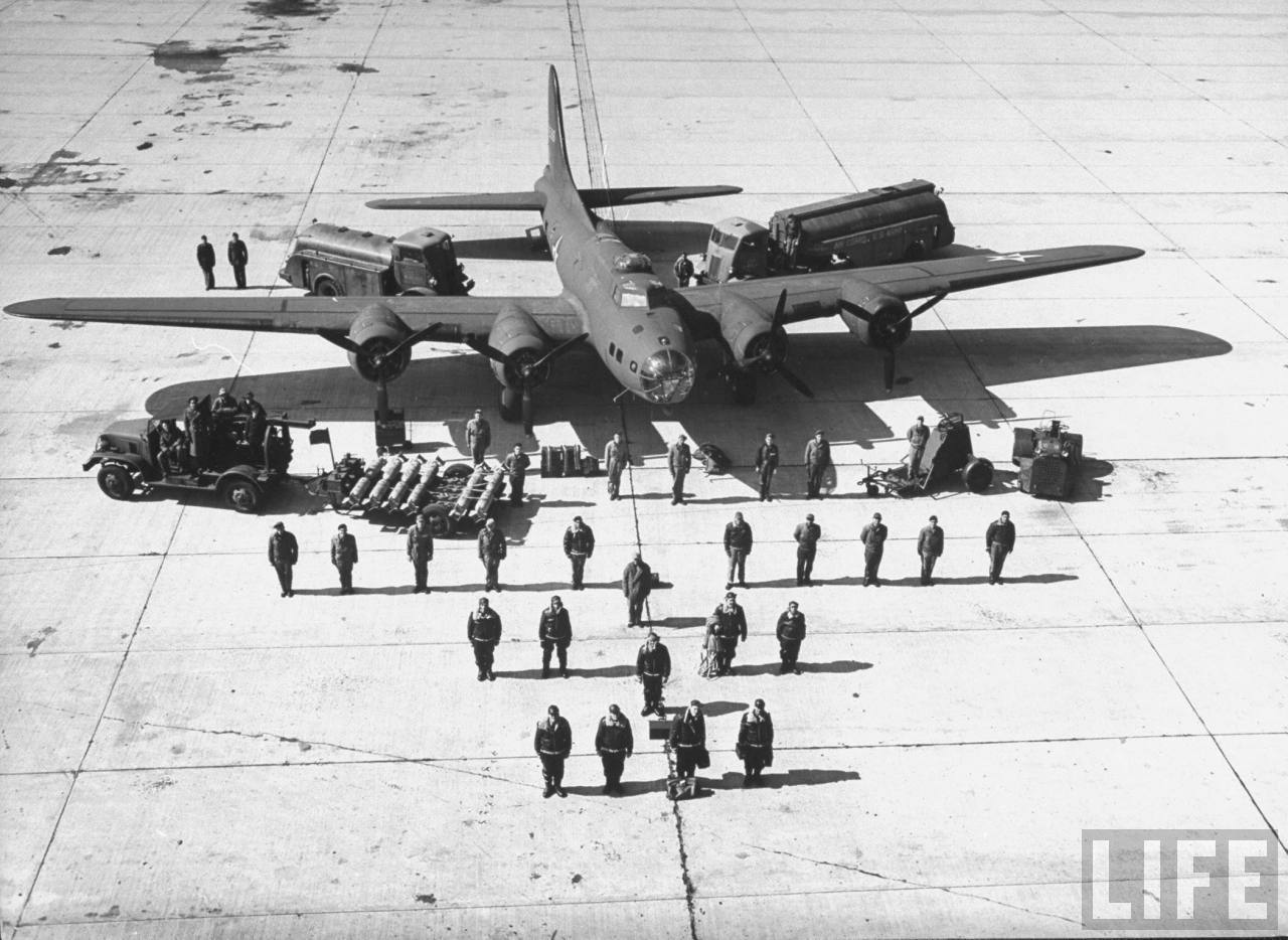 1942. Ennyi, azaz 36 ember kell, hogy vezessen és kiszolgáljon egy B-17E bombázót..jpg