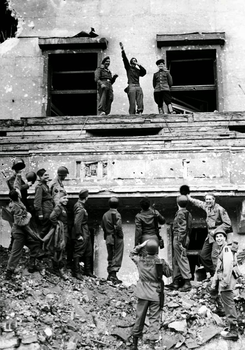 1945. Amerikai és szovjet katonák röhögnek egy Hitler imitátoron Berlinben a Birodalmi Kancellária romjain..jpg