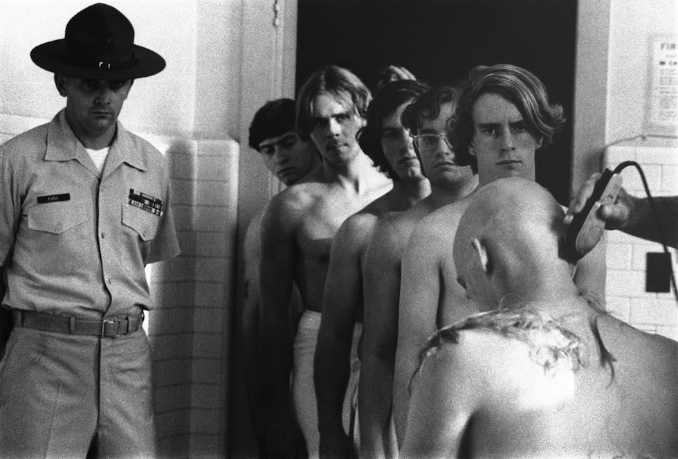 1971. Bevonuló amerikai fiatalok várnak a hajvágásra..jpg