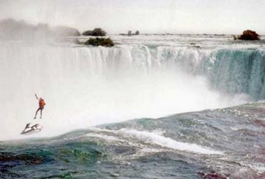 1995. Rober Overacker - egy jótékonysági akció keretében - egy jetskiről leugorva zuhant a Niagara vízesésbe. Nem nyílt ki az ejtőernyője és belehalt..jpg