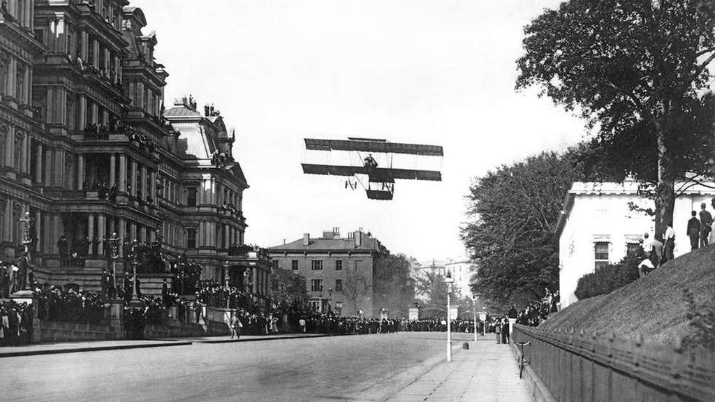 1910_claude_graham-white_flew_his_farman_biplane_over_the_washington.jpg