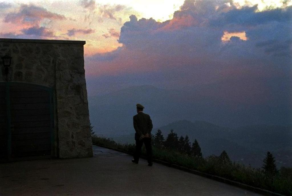 1940_hitler_on_the_terrace_of_berghof.jpg