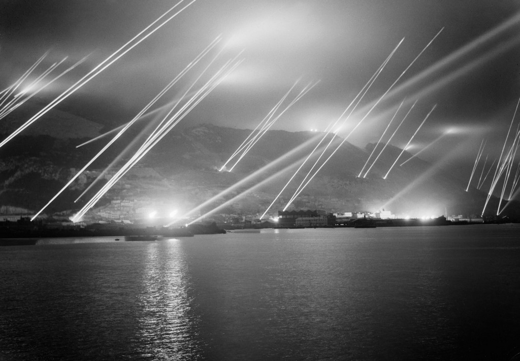 1942_searchlights_in_the_night_sky_during_an_air-raid_practice_on_gibraltar.jpg