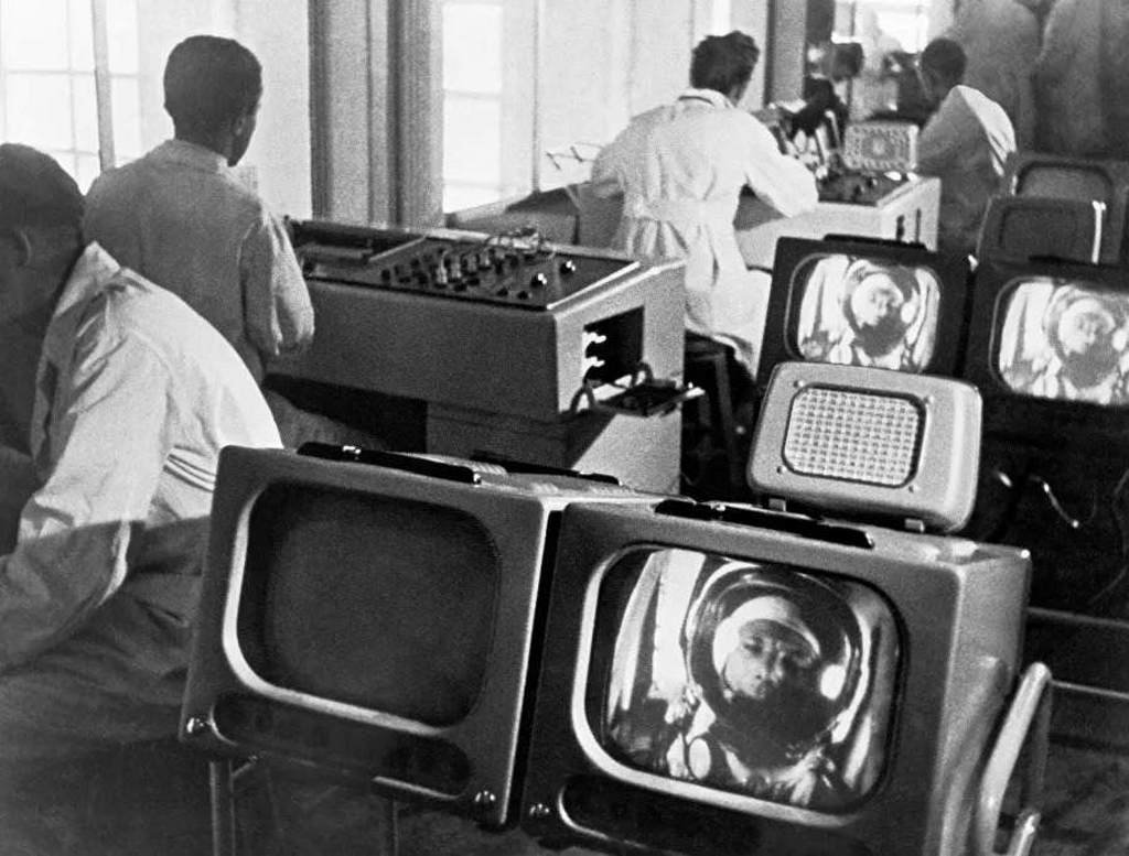 1961_jurij_gagarin_a_tv-monitorokon_a_centrifugaallvany_vezerlotermeben.jpeg