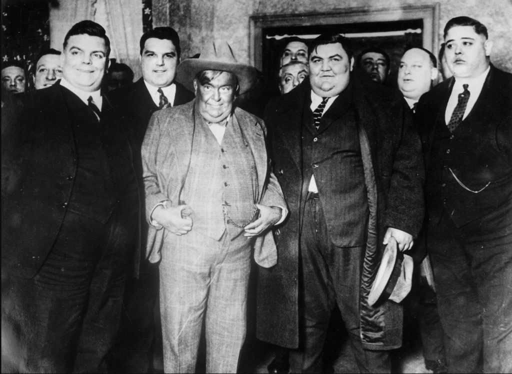 1904_fat_men_s_club_of_ny_members_had_to_be_at_least_200_pounds.jpg
