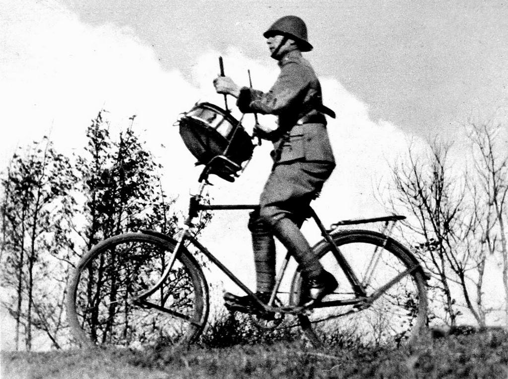 1937_dutch_army_drummer_of_the_bicycle-mounted_regiment.jpg