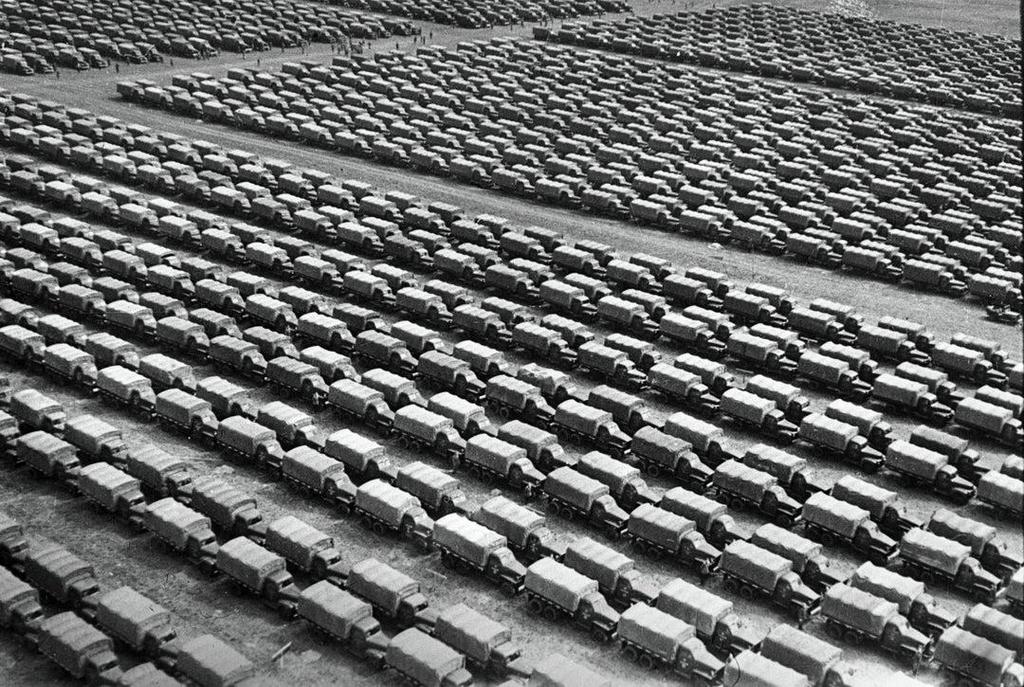 1944_columns_of_studebaker_ford_and_chevrolet_trucks_supplied_by_the_united_states_to_the_soviets_in_moscow.jpg
