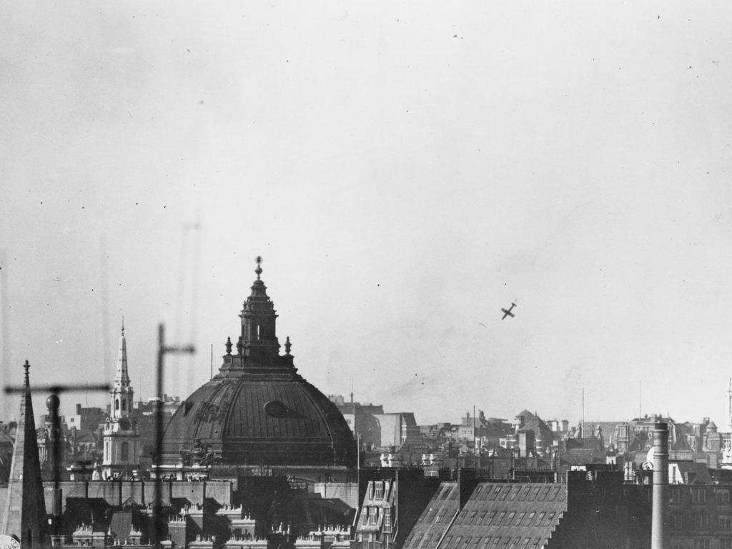 1944_junius_ggrman_v-1_flying_bomb_shortly_before_striking_london.jpg