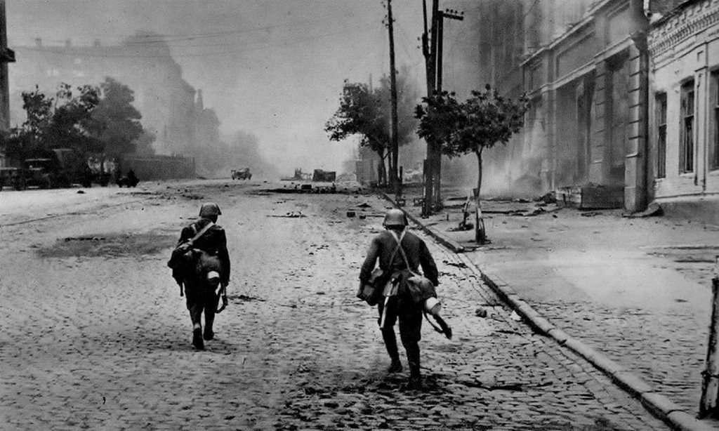 1942_a_nemetek_mellett_harcolo_szlovak_csapatok_a_szovjet_rosztov-n-_donu_utcain.jpg