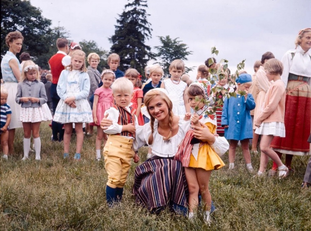1970_midsommer_fest_in_sweden_cr.jpg
