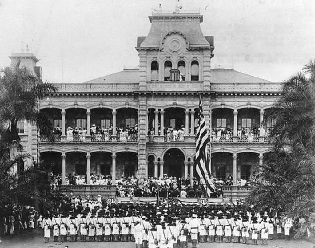 1898_hawaii_az_usa_kulso_territoriumava_valik_zaszlofelvonas_iolani_palace_udvaran_honolulu.jpg