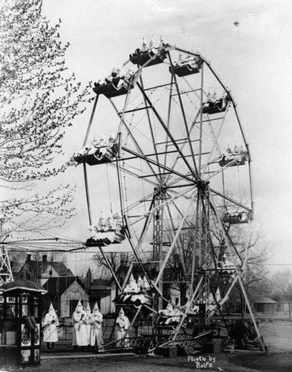 1926. Ku-klux-klán tagok egy coloradoi fesztiválon az óriáskeréken..jpg