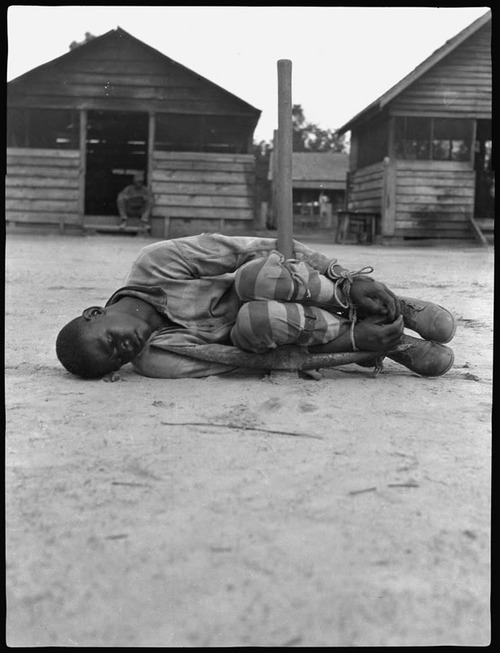 1930. Fiatal fiú büntetésben egy texasi munkatáborban..jpg