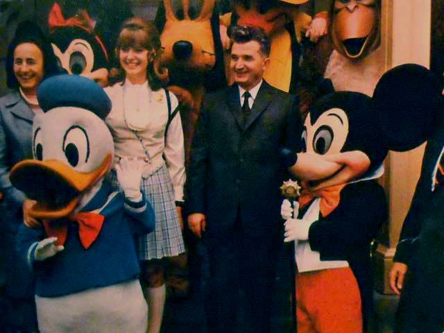 1974. A Ceausescu házaspár Disneylandben..jpg