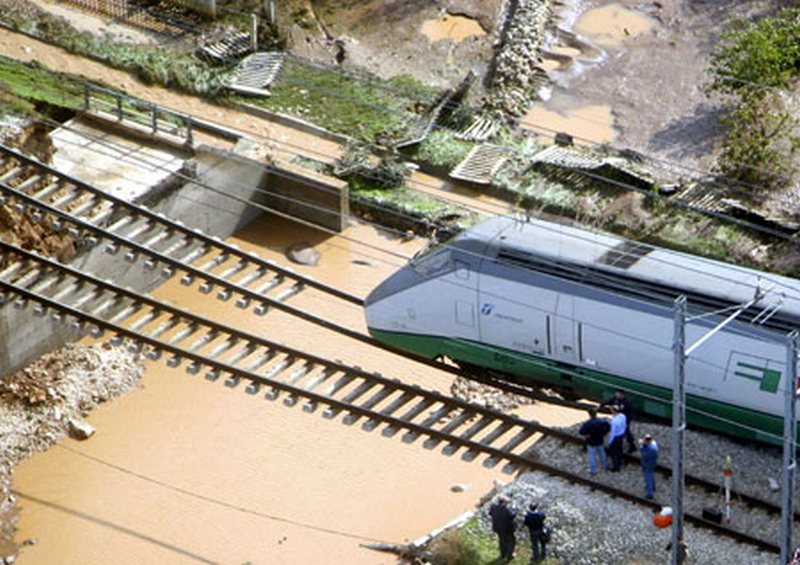 2005. Olaszországi áradások által elsodort híd előtt éppen le tudott fékezni a gyorsvonat..jpg