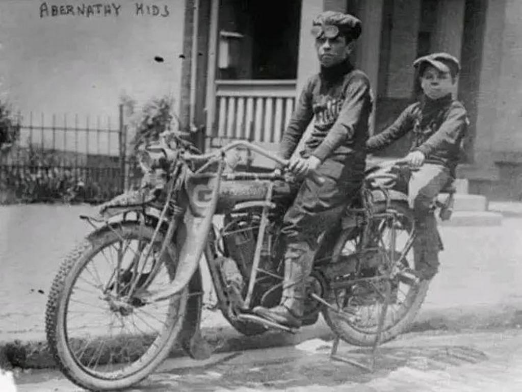 1913_louis_age_14_and_temple_age_10_abernathy_brothers_on_their_motorcycle_trip_from_oklahoma_to_new_york_city.jpg