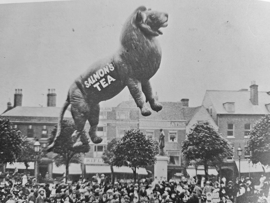 1895_first_balloon_advertisings_salmon_s_tea_lion_in_london.jpg