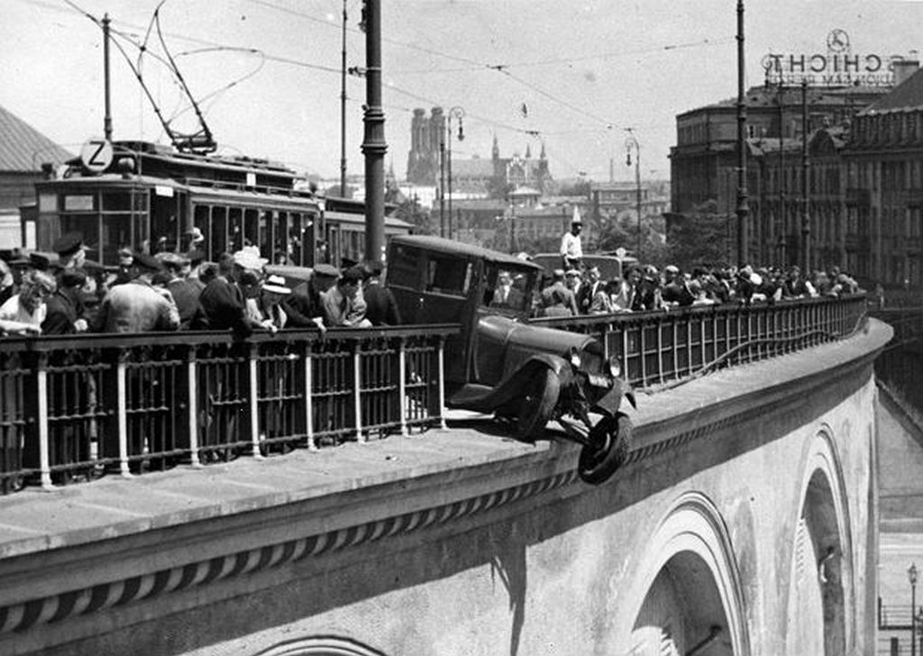 1938_car_crash_on_pancer_viaduct_in_warsaw_poland.jpg