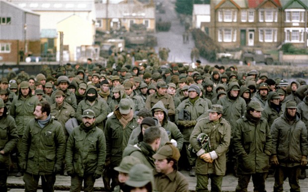 1982. Argentin hadifoglyok a Falkland háborúban, Port Stanley-ben..jpg